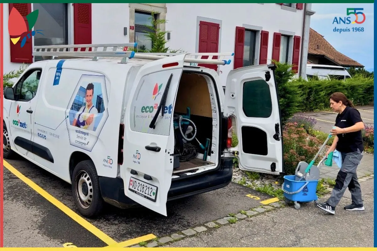 Agent d'entretien préparant une intervention de nettoyage professionnel sur site