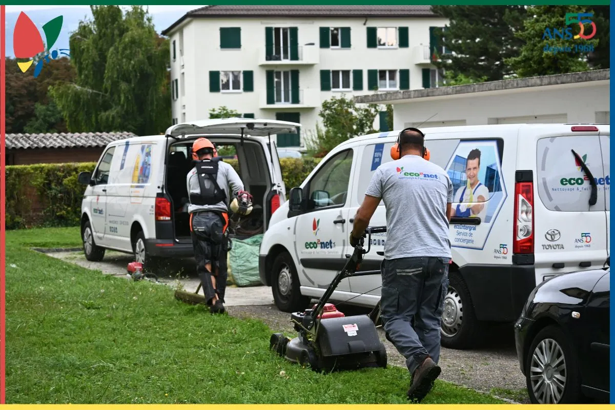 Équipe assurant l'entretien extérieur d'un site professionnel