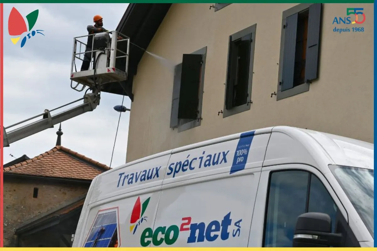 Intervention de nettoyage en hauteur sur un bâtiment professionnel
