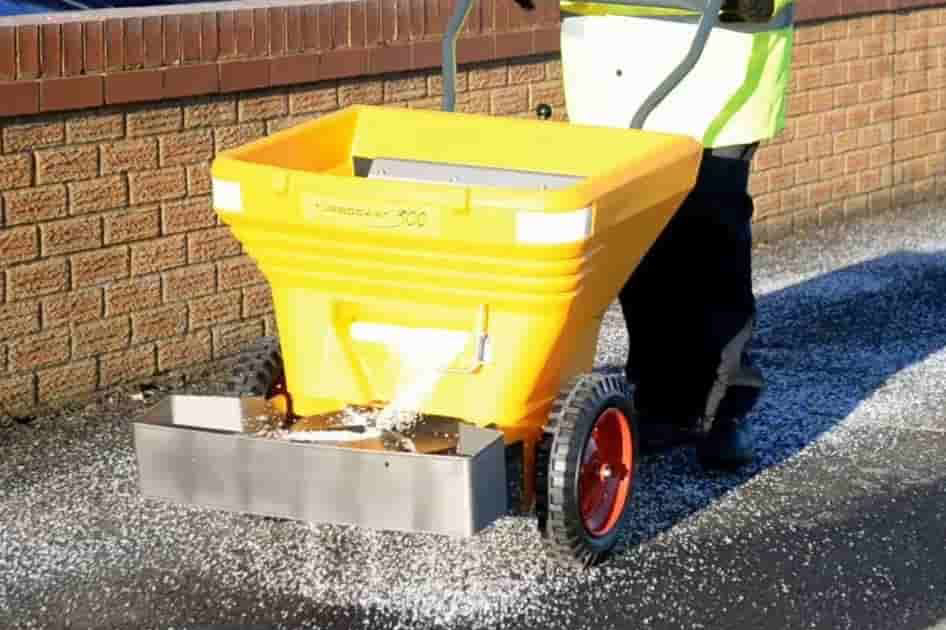 Verglas : le sel déversé sur les routes est-il nocif pour l'environnement ?