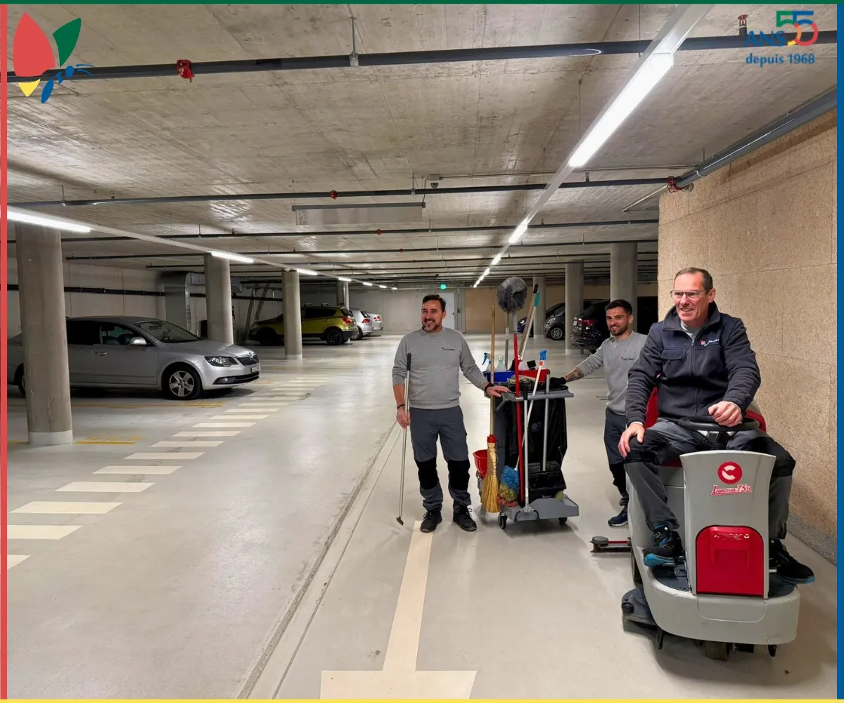 Équipe eco2net dans un parking souterrain avec une autolaveuse et un chariot de nettoyage.