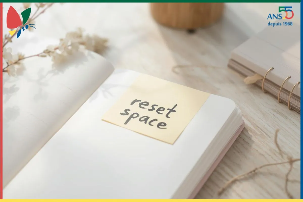 Carnet ouvert avec un post-it indiquant reset space, illustrant l’idée d’un rituel hebdomadaire pour remettre son espace à zéro et maintenir un entretien durable